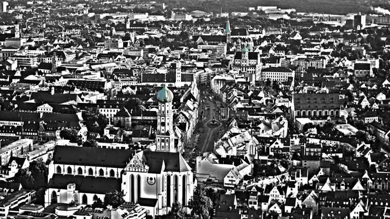 Luftbild von Augsburg in Schwarz-Weiß