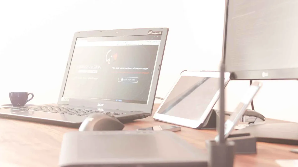 Heller Arbeitsplatz mit Laptop und Tablet